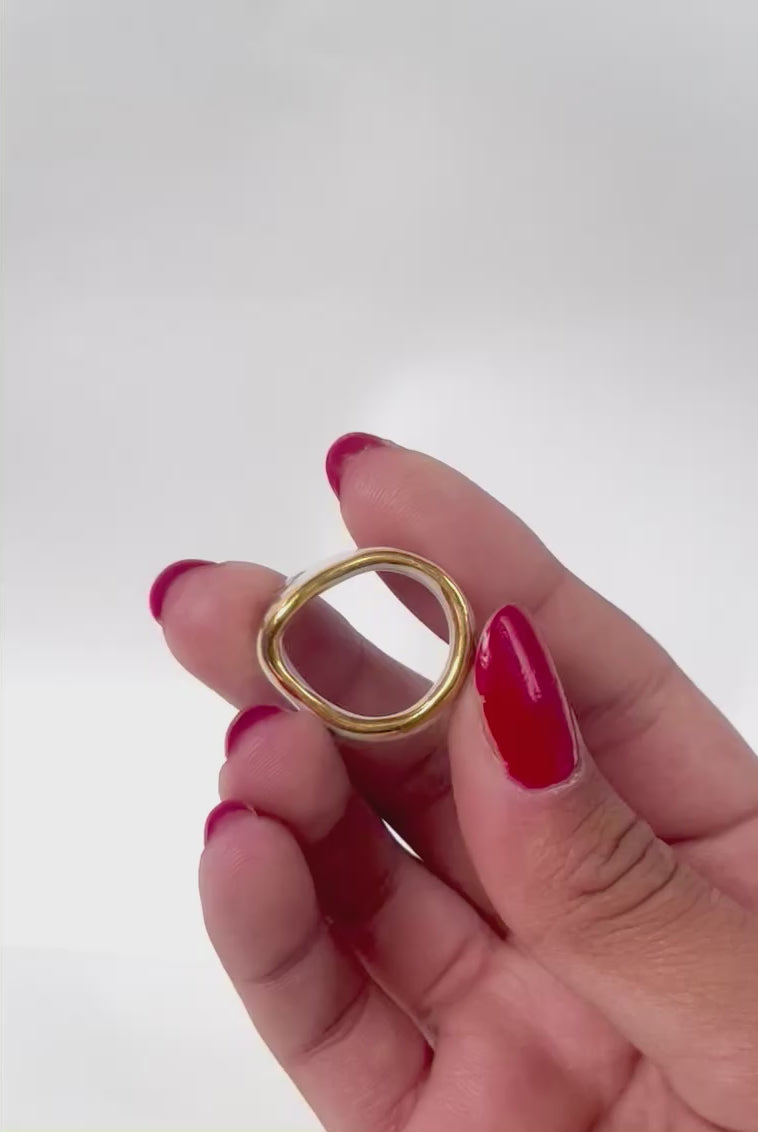 Bague asymétrique pour l'auriculaire en porcelaine blanc émaillée avec un motif oeil peint à la main en noir et or en taille 49 FR