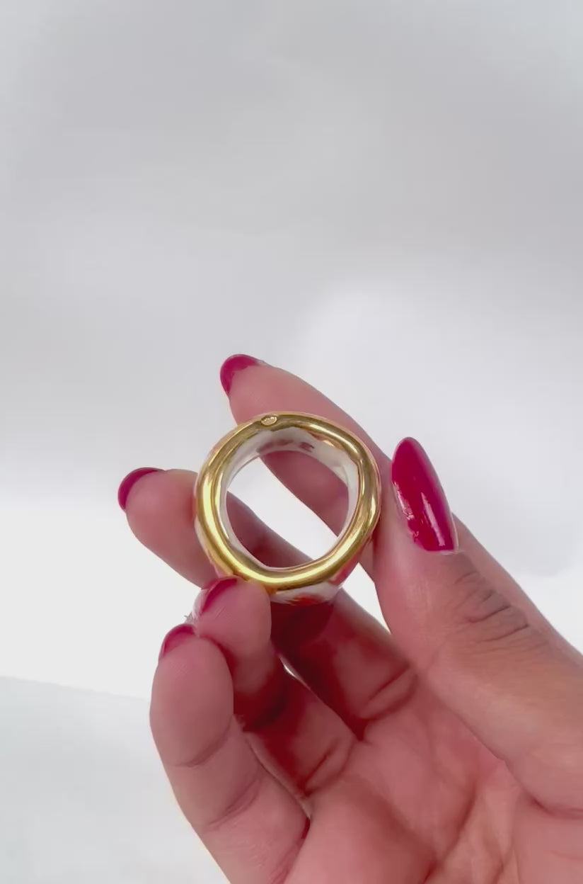 bague large en porcelaine blanche taille 62 Fr, à motif triangles rouge corail entouré d'or et peint à la main 