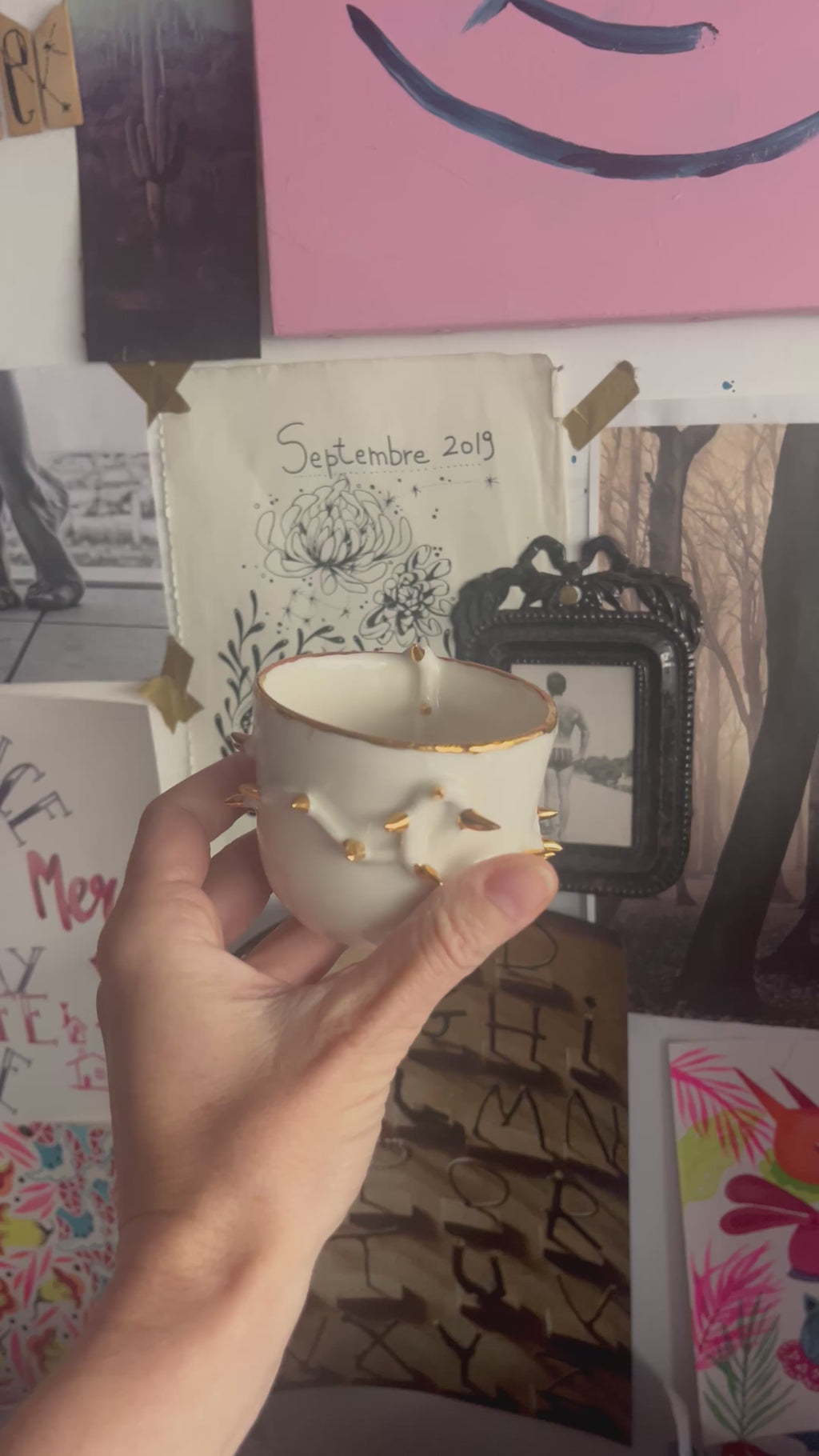 Tasse épines artisanale et unique, en porcelaine et or, avec ronces enroulées autour 
