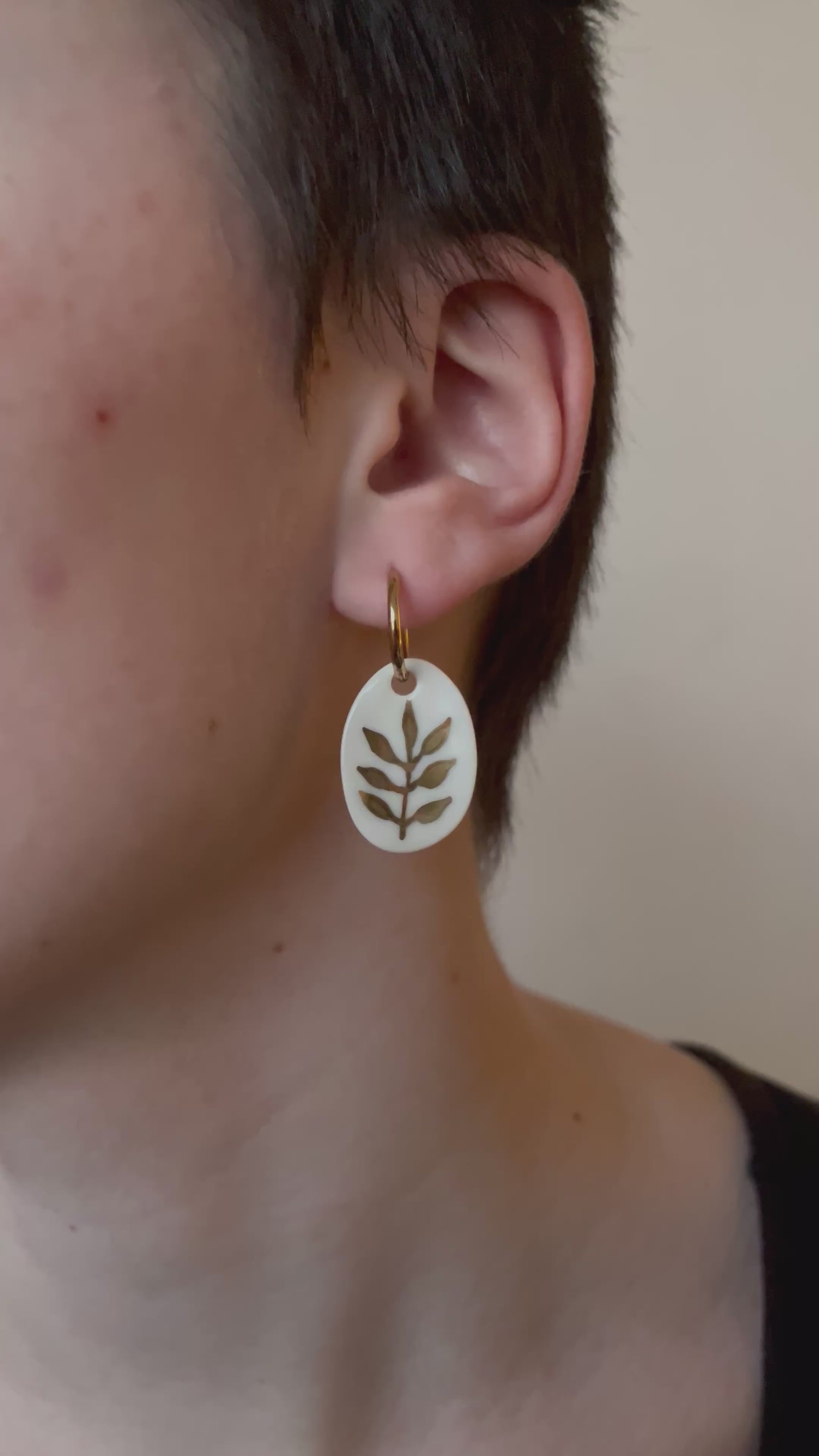 Boucles d’oreilles en porcelaine fleur or 