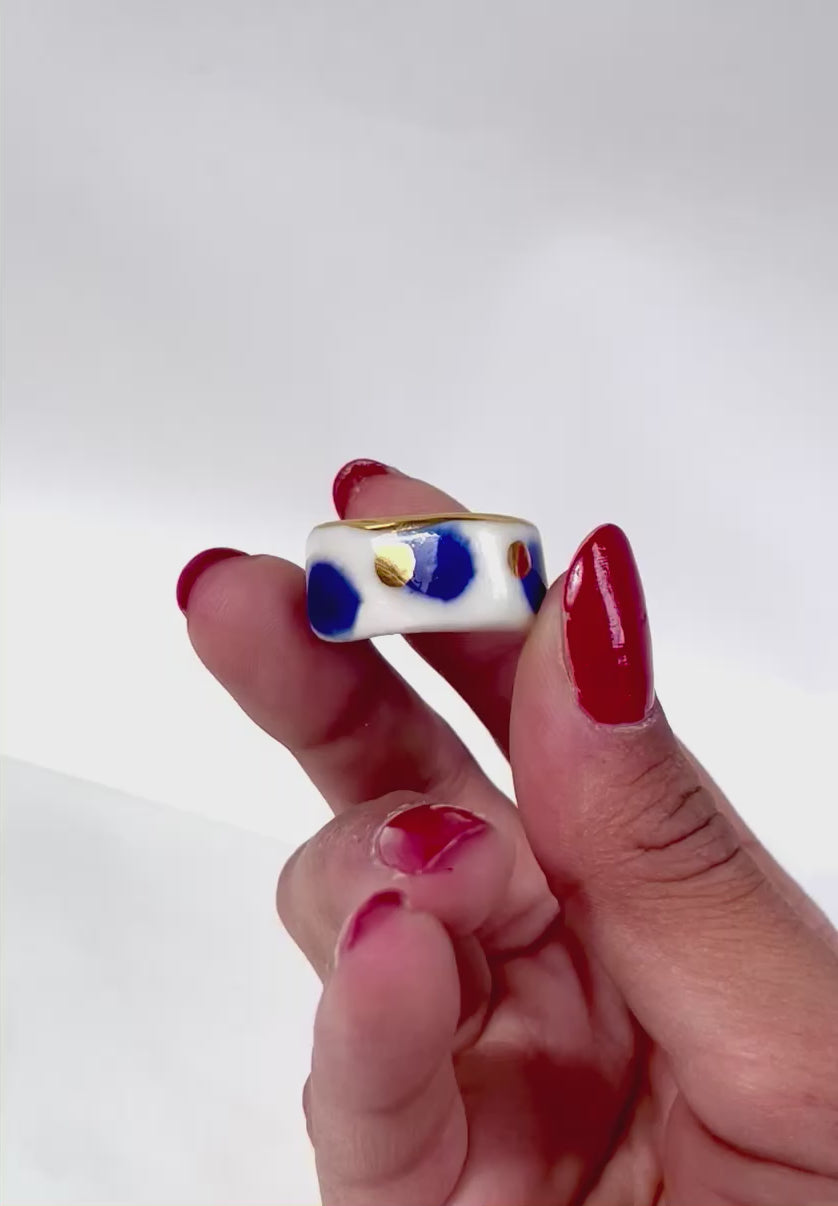 Bague en porcelaine blanche détails ronds bleus et dorés taille 51FR