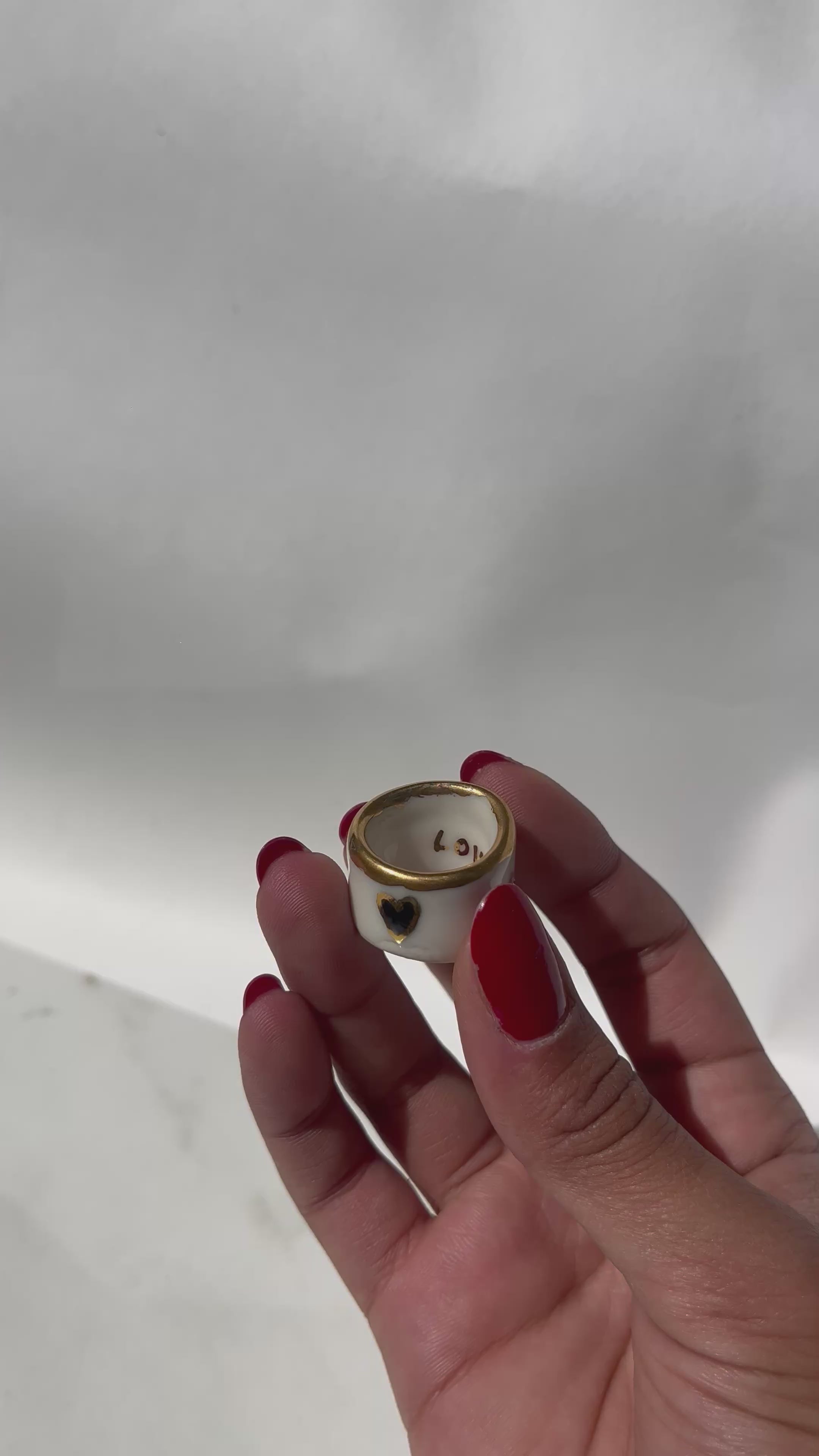 bague rock FUCK porcelaine avec des détails en or peint à la main en taille 50 FR
