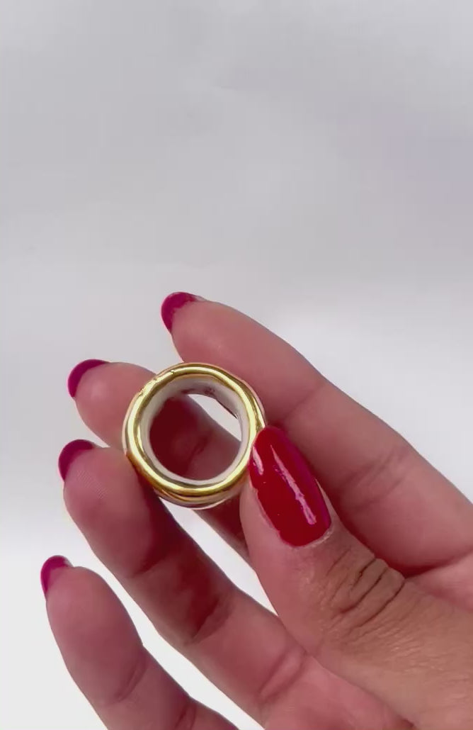 Bague en porcelaine blanche à gros pois roses entourés d’or taille 47 fr