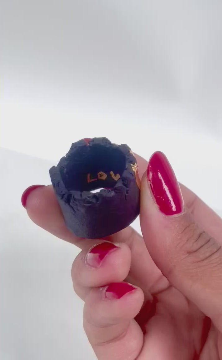 Bague noir mat en porcelaine teinté dans la masse avec des détails d'or en taille 53 FR 