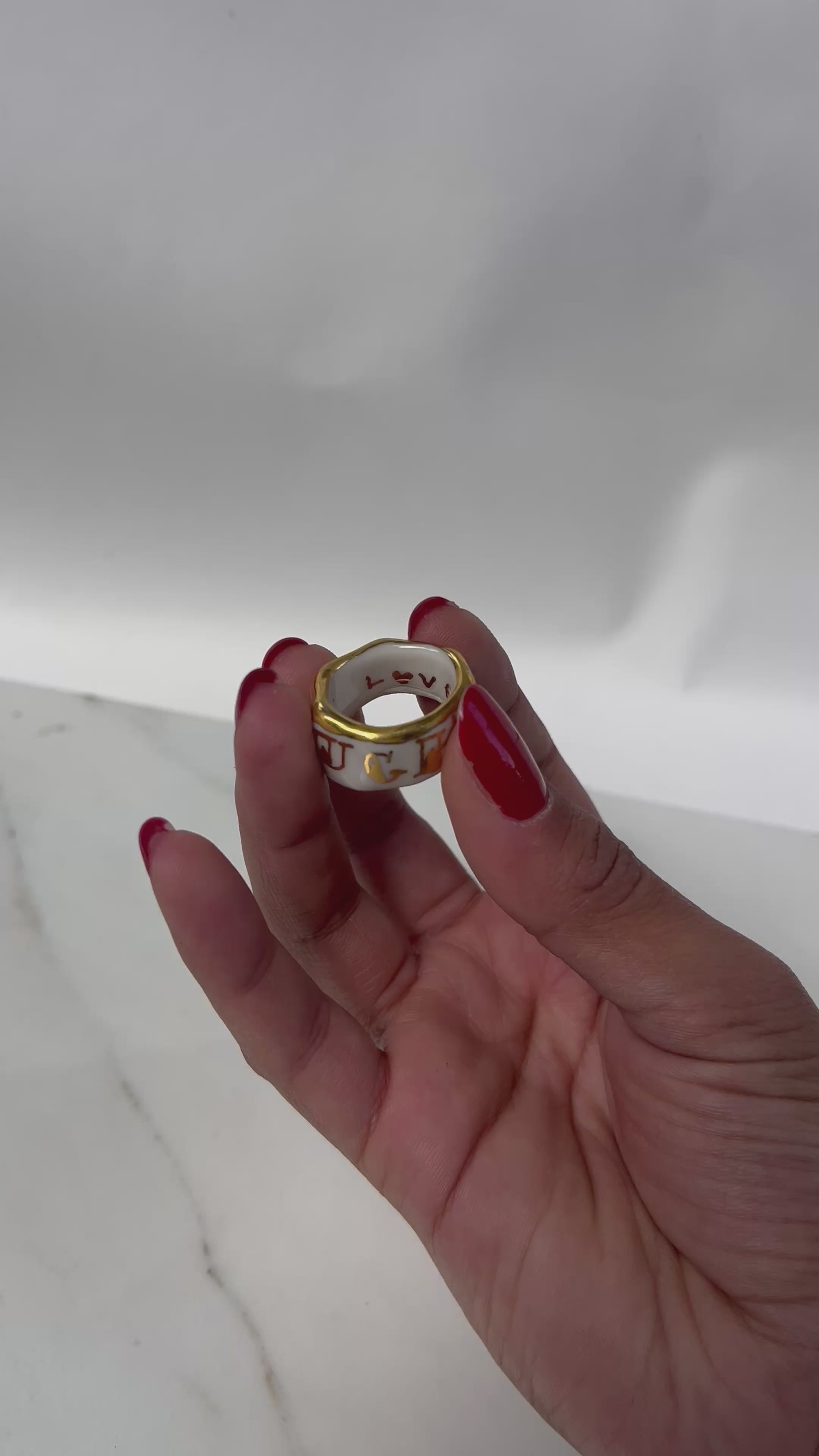 bague bandeau en porcelaine blanche émaillée taille 50 1/2 avec une inscription "FUCK" peinte à la main peintes à la main.