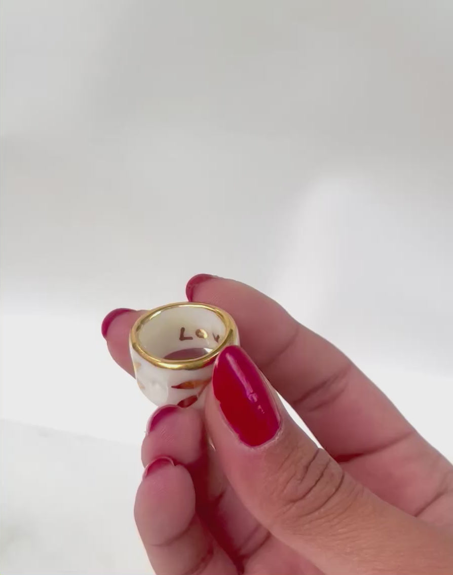 bague  artisanale taille 48 Fr en porcelaine émaillée blanche, avec un motif design botanique peint à la main à l'or