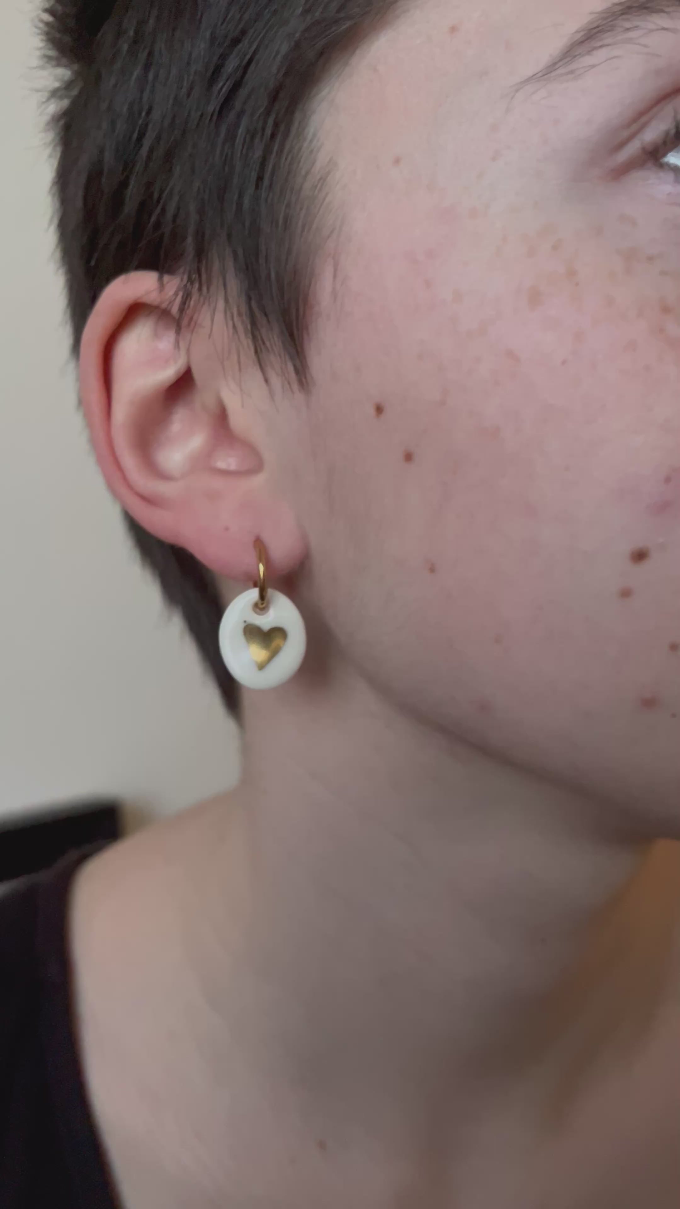 petite boucle d'oreille avec un coeur en or 
